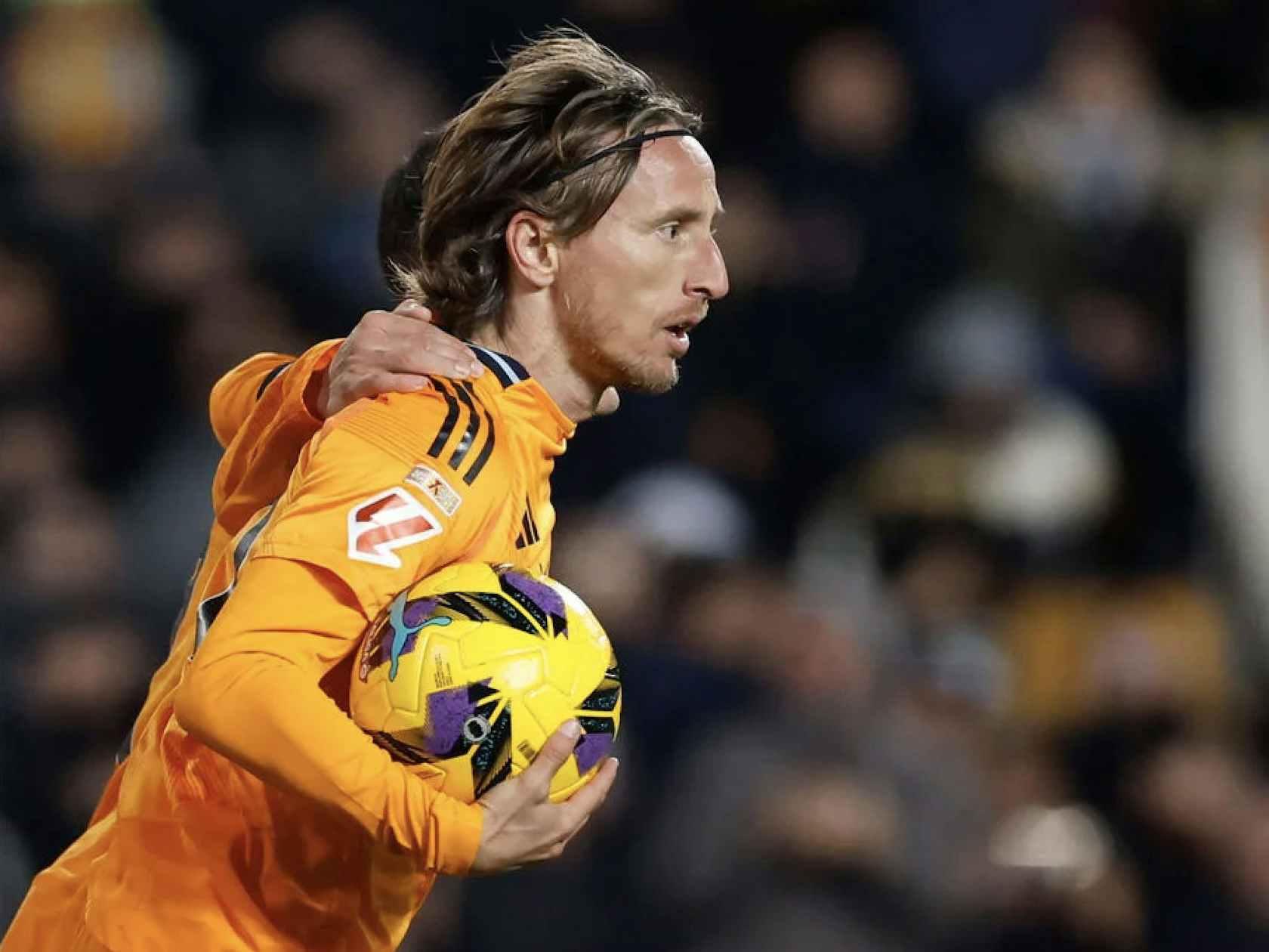 球迷：这人能飞吧？